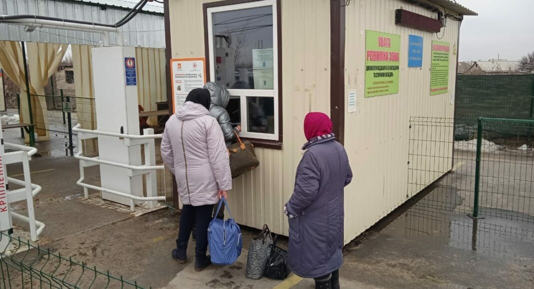 КПВВ жители оккупированной части Донбасса чаще всего пересекают, чтобы снять деньги