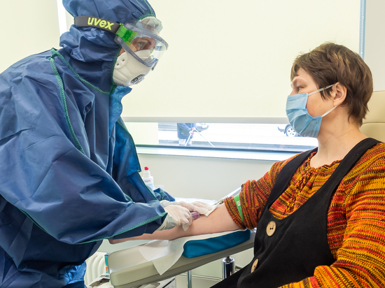 Перші 9 осіб на КПВВ "Новотроїцьке" склали тест на антиген коронавірусу SARS-CoV-2