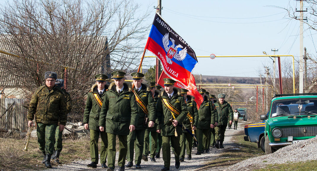 Окупанти на Донбасі вербують місцевих через СМС і соцмережі, - розвідка