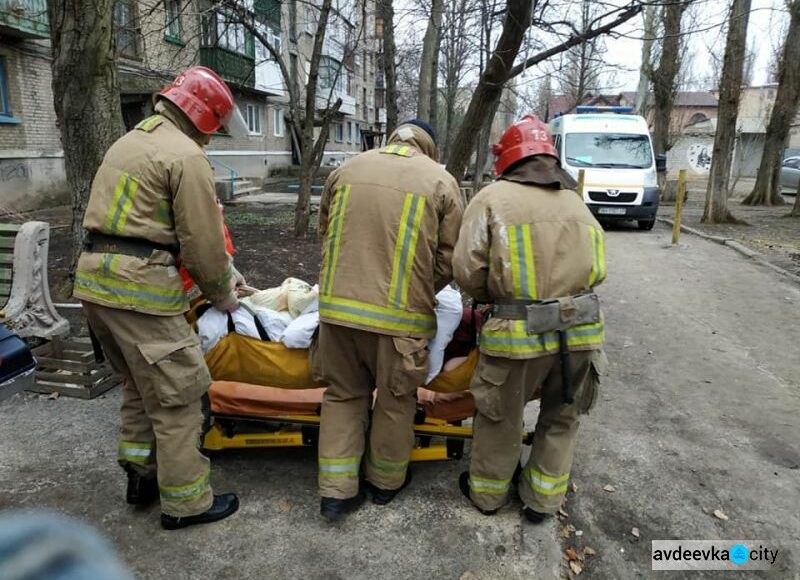 В Авдеевке спасатели ГСЧС помогли женщине, нуждающейся в медпомощи