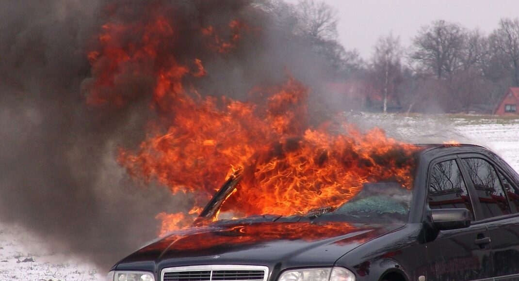 В Северодонецке полицейские помогли водителю потушить загоревшееся авто возле центрального рынка: видео
