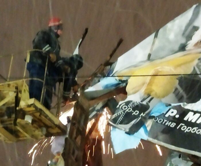 У Маріуполі рятувальники демонтували білборд, який через вітер нахилило над проїжджою частиною і проводами