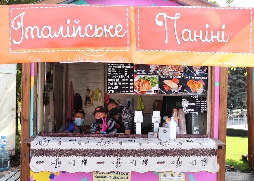 Накормить студентов и прокормить себя: как переселенец из Широкино открыл в Мариуполе бизнес по продаже панини