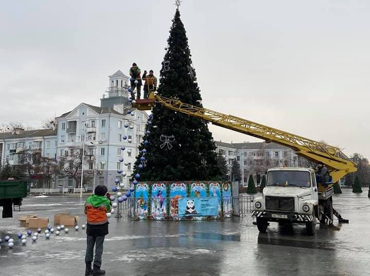 Фотофакт: в Краматорске начали разбирать елку