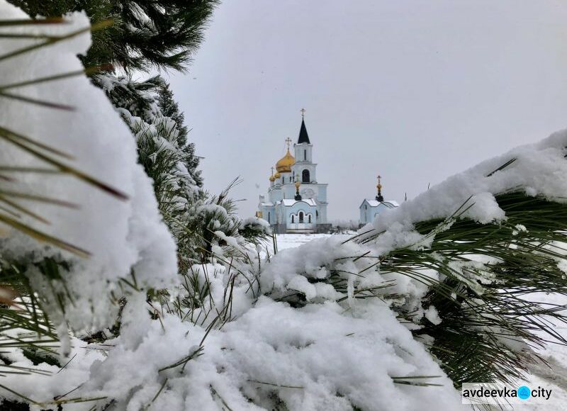 В Авдеевке выпал снег: коммунальные службы ликвидируют последствия (фото)