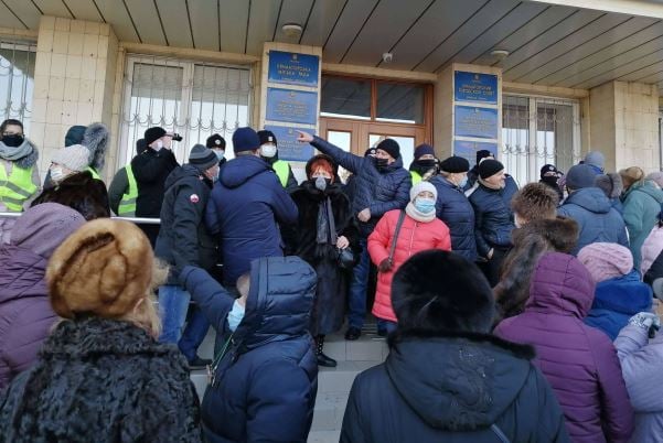 В Краматорске жители перекрыли движение транспорта и требовали не повышать коммунальные тарифы: видео