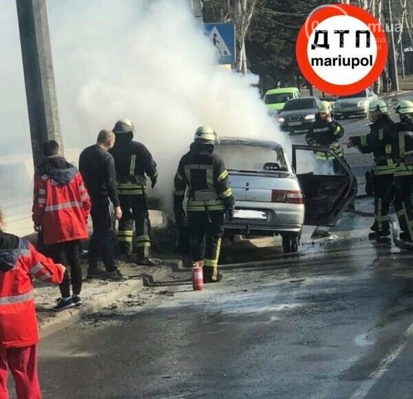 У Маріуполі гасили автомобіль, який загорівся під час руху на проїжджій частині: фото