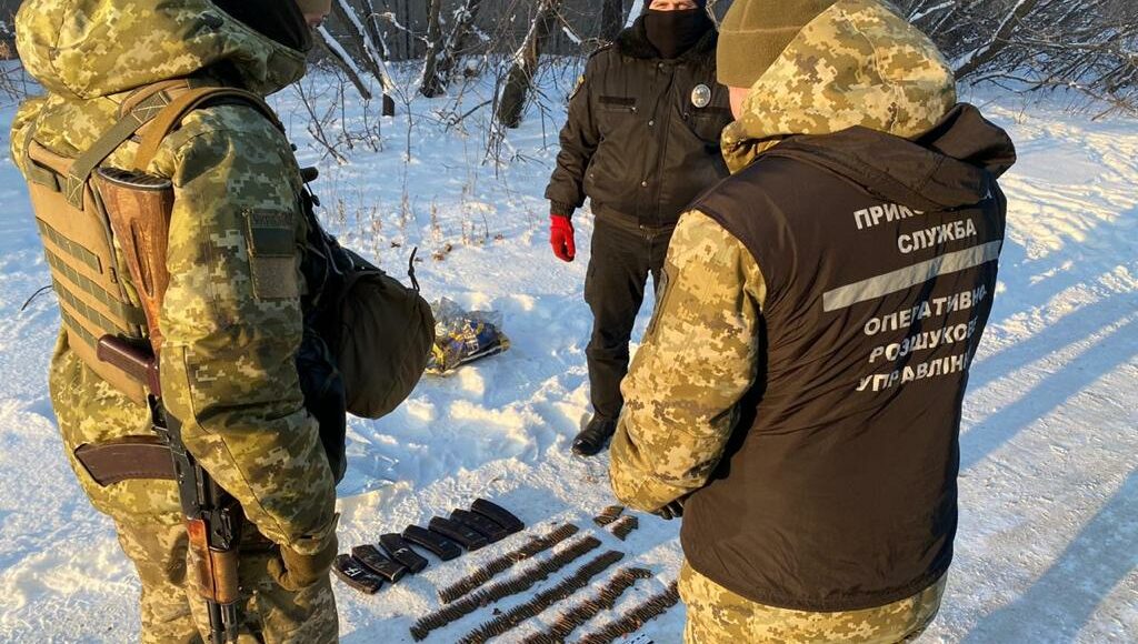 В Константиновке в снегу обнаружили пакет с боеприпасами: видео