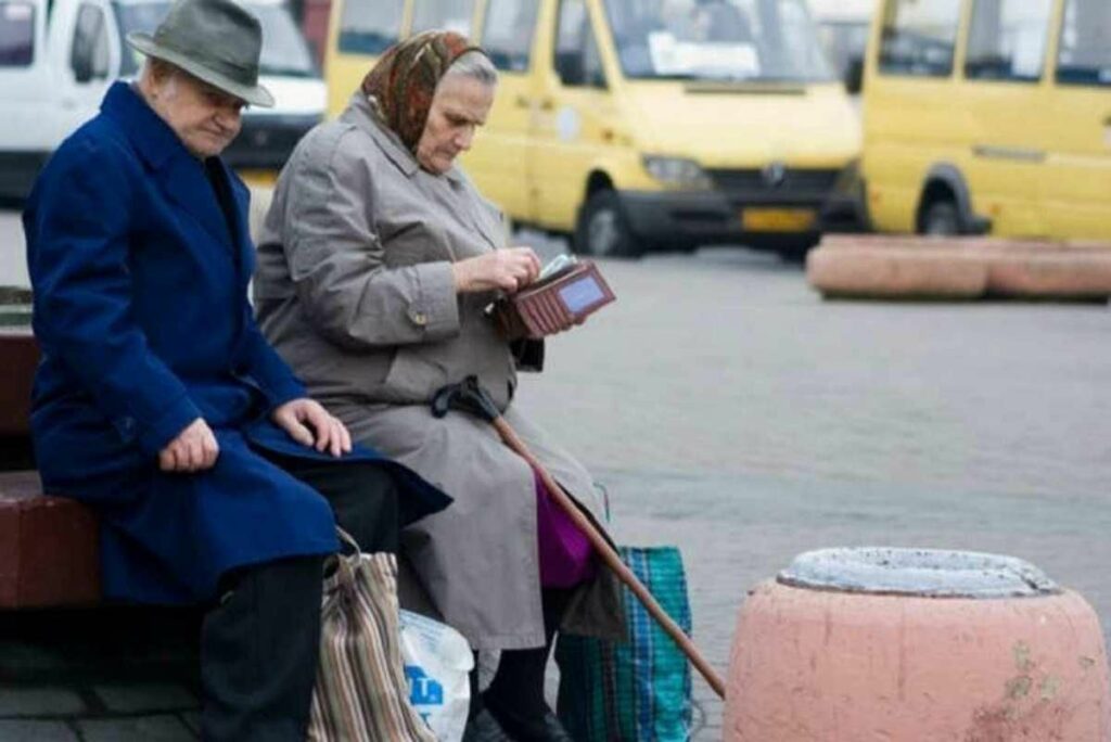 В ОРДЛО мошенники придумали схемы обмана пенсионеров: предлагают "пенсии под ключ" и проезд до РФ за 7 тыс. рублей