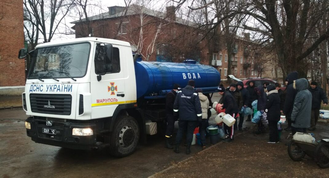 В 5 населенных пунктов на Донетчине, которые остались без воды, спасатели подвозят воду населению: фото