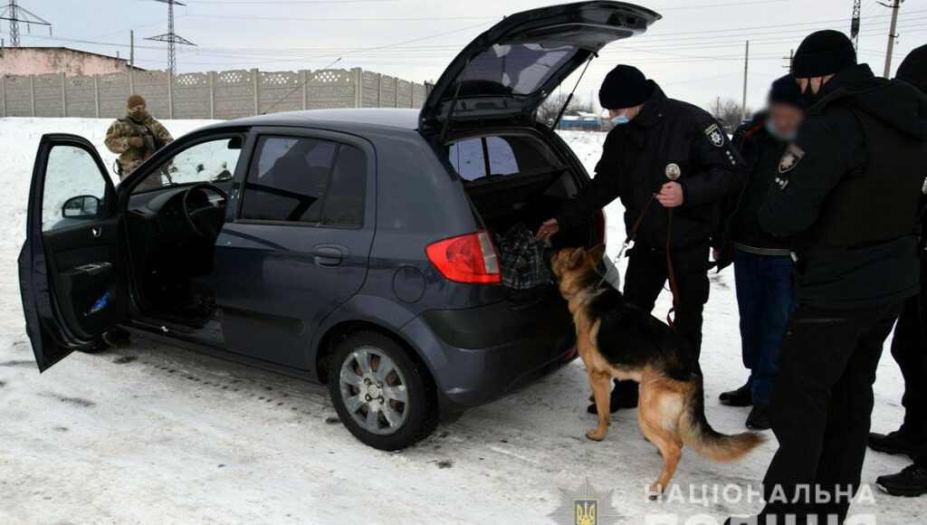 На Донеччині поліція провела обшуки у прифронтових населених пунктах в ООС: фото