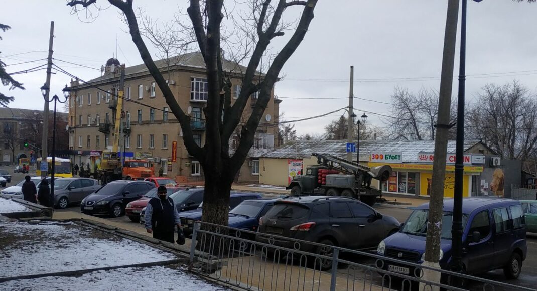 У Дружківці на площі Соборній змінюють бетонні опори