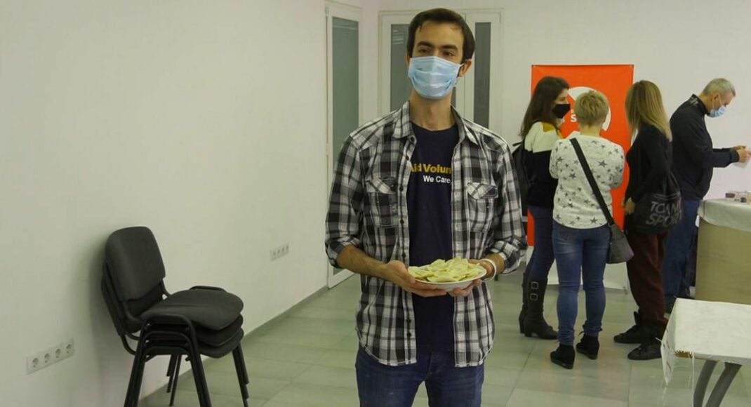 "О традициях — через кулинарию": на Луганщине волонтер из Испании готовил украинские вареники