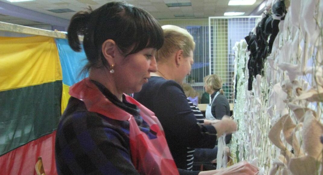 "Будем делать своё дело, пока есть необходимость": в Славянске волонтеры седьмой год плетут маскировку военным