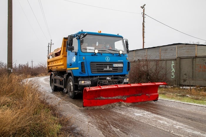 У Маріуполі на боротьбу з негодою пішло 54 тонни посипочного матеріалу