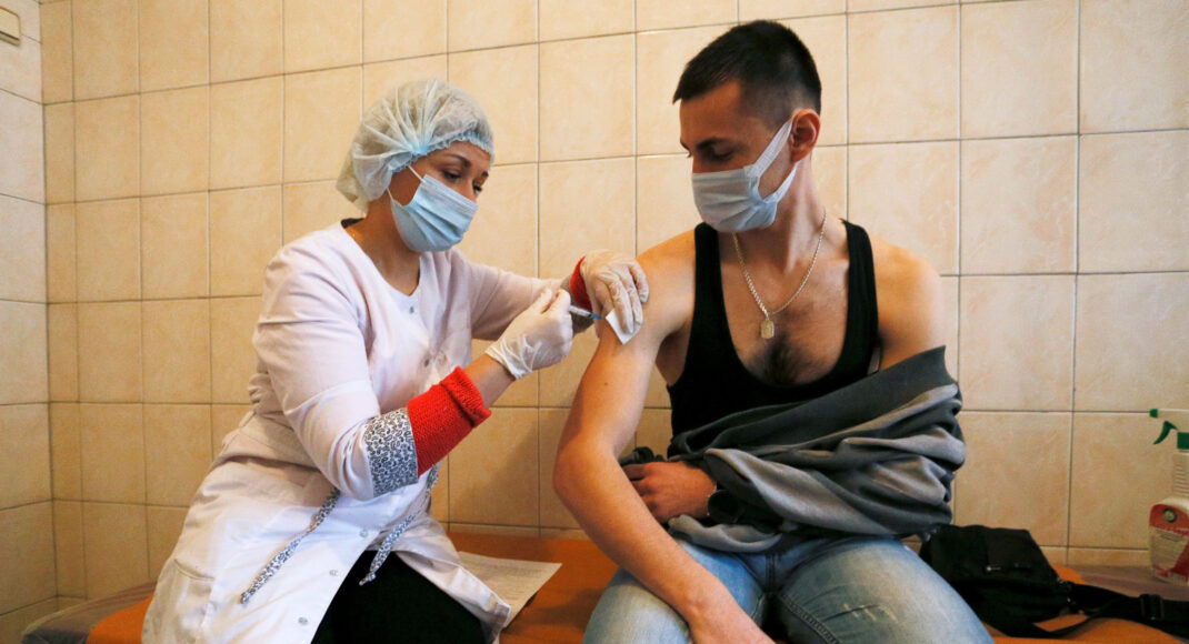 Коронавірус в ОРДЛО: що приховує окупаційна "влада" та як місцеві реагують на вакцинацію