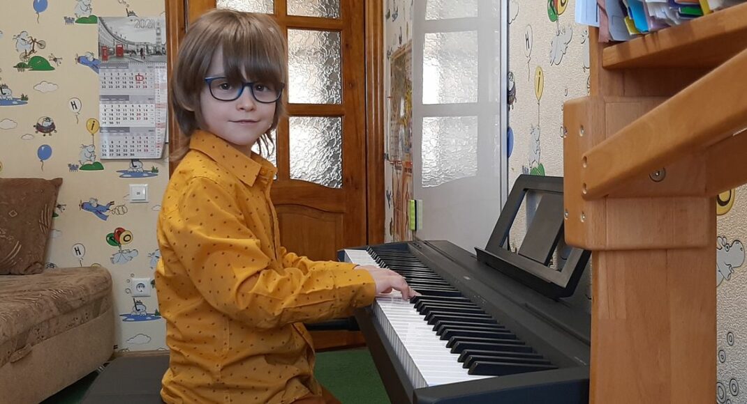 Скрипка, фортепиано и полтысячи книг. Как юный музыкант из Северодонецка покорил мир своей игрой