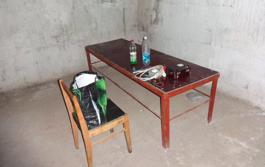 Конвоирам подпольной тюрьмы в ОРДО "Изоляция" заочно вынесли приговор за пытки и торговлю людьми