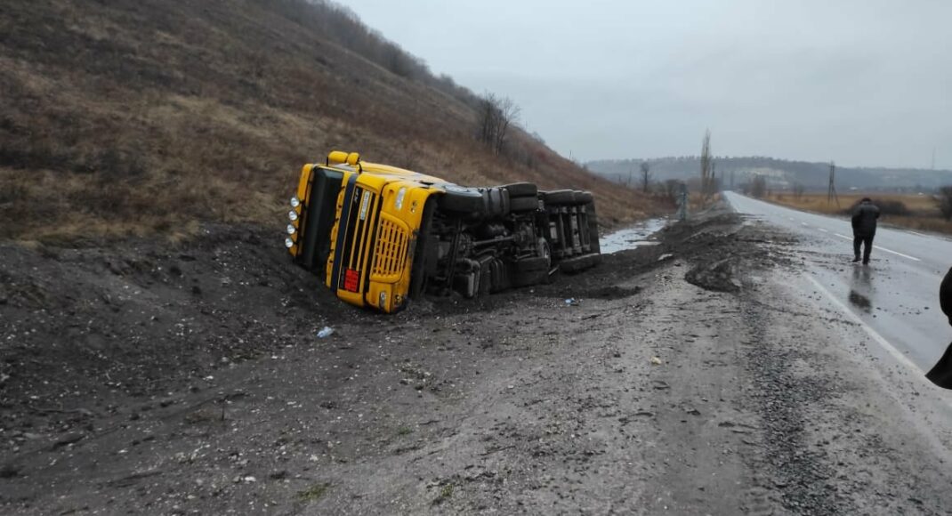 На Луганщине перевернулся грузовик, который вез более 26 тонн мазута: последствия