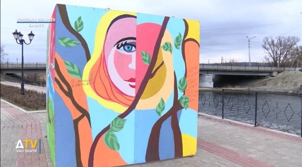 В Бахмуте проводят уличную выставку картин 20 молодых художников