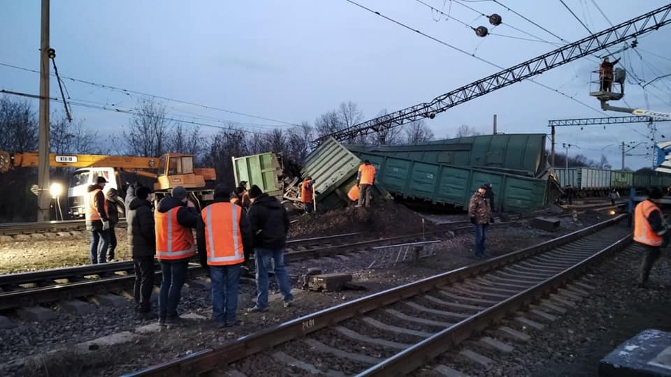 На Донеччині другий день поспіль потяги курсують із запізненням, на станції Воскобійня 8 вантажних вагонів зійшли з колії: фото