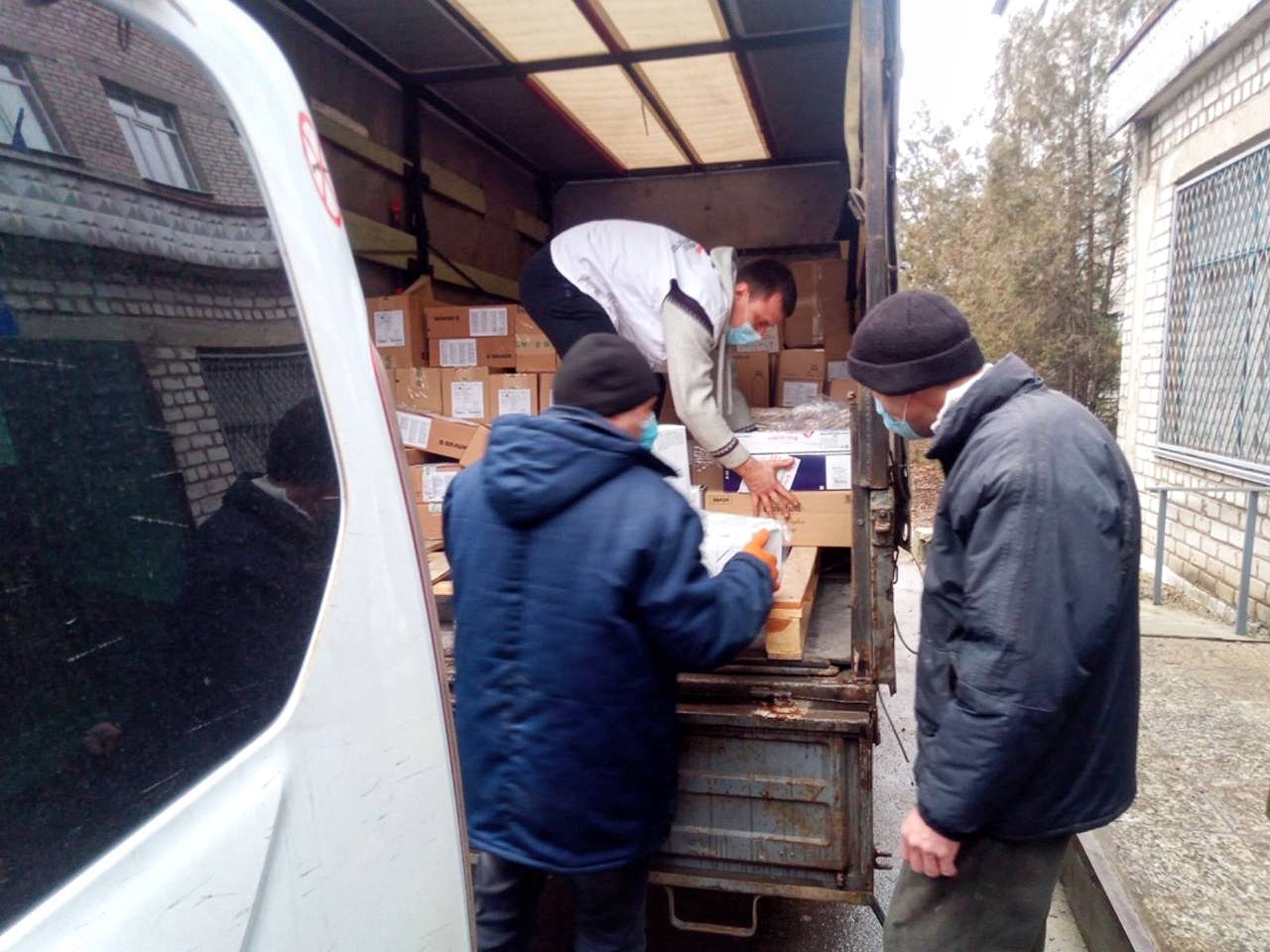 Картинки по запросу ""Врачи без границ" передали в прифронтовую Красногоровку две тонны медсредств"