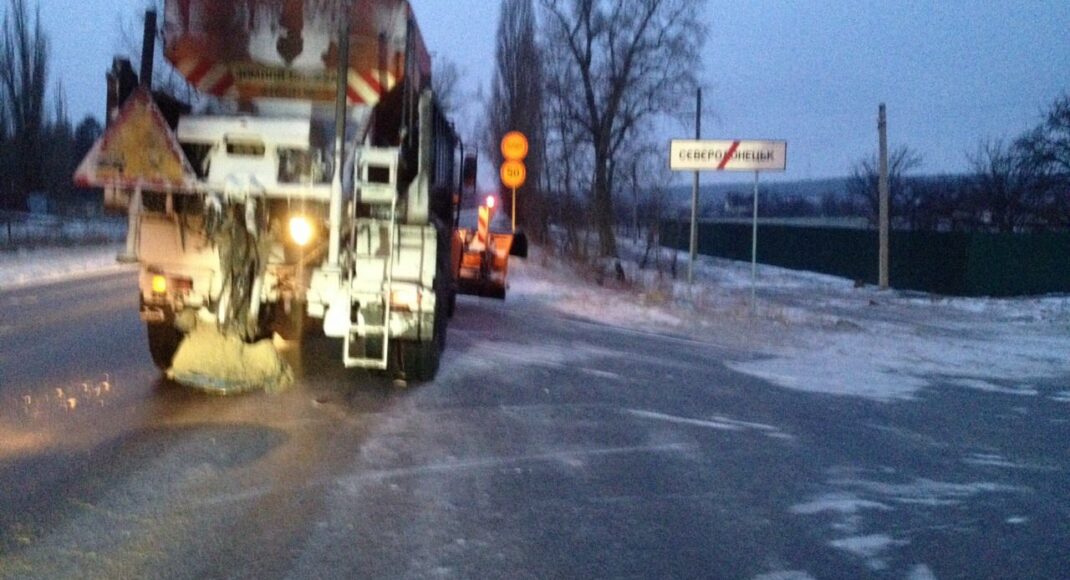 Під час ускладнення погодних умов Служба автодоріг Луганщини готова до цілодобової роботи: куди звертатися