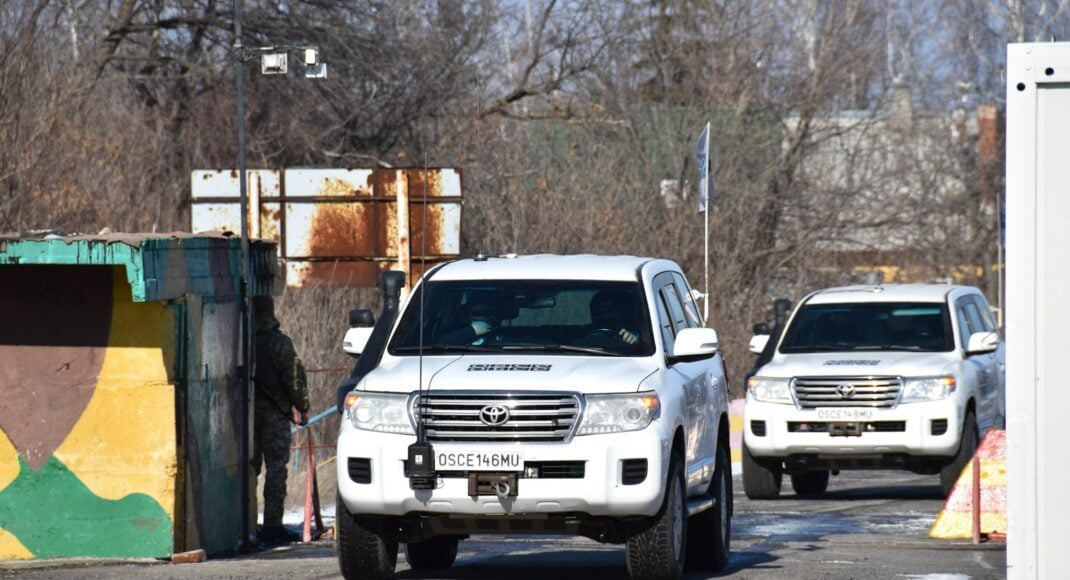 На КПП Еленовка боевики требовали осмотра автомобиля наблюдателей ОБСЕ