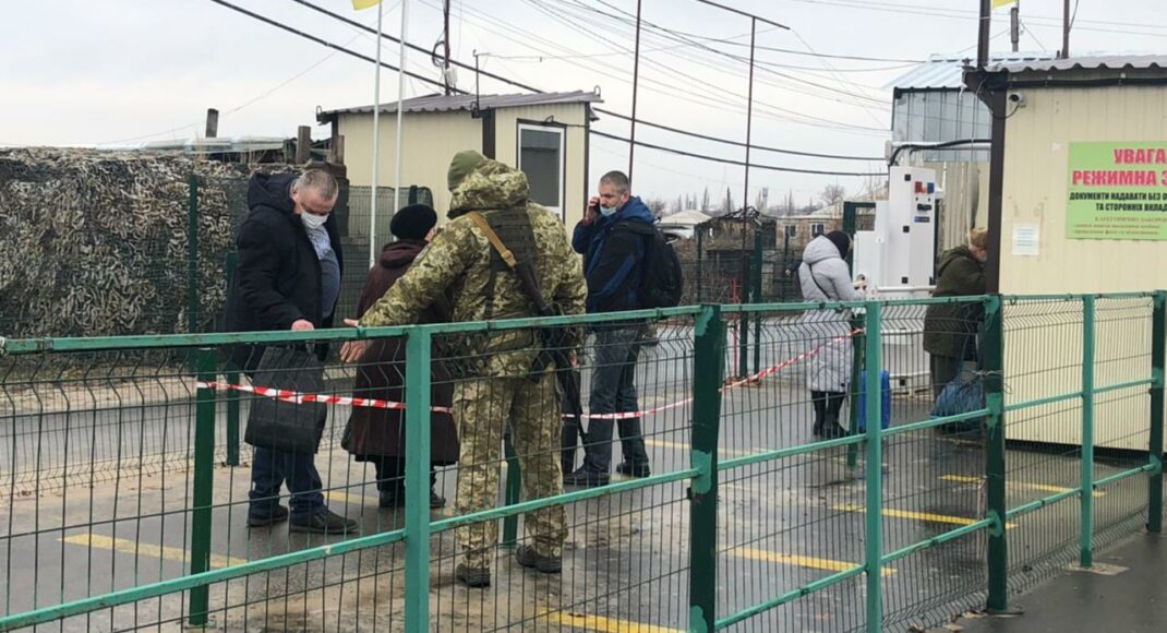 У ДПСУ повідомили, скільки людей пропустили на КПВВ Донеччини та Луганщини за тиждень: відео