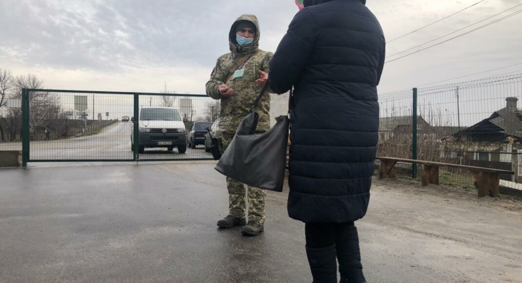 Правозахисники повідомили, що на КПВВ штрафують до 120 людей, які виїжджають з ОРДЛО через Росію в день