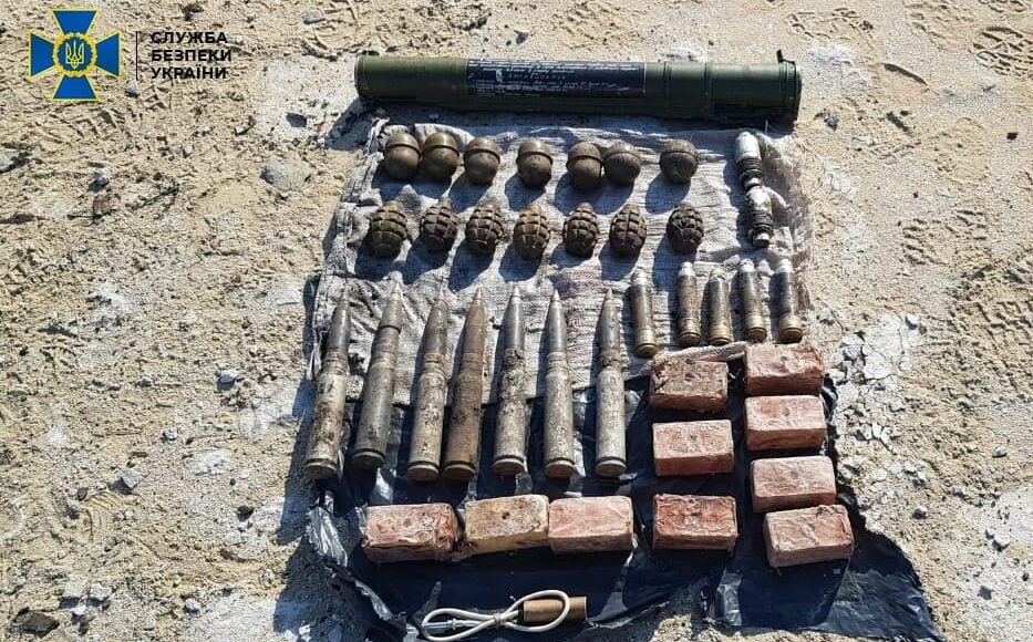 На Луганщині СБУ виявила два схрони боєприпасів ДРГ бойовиків