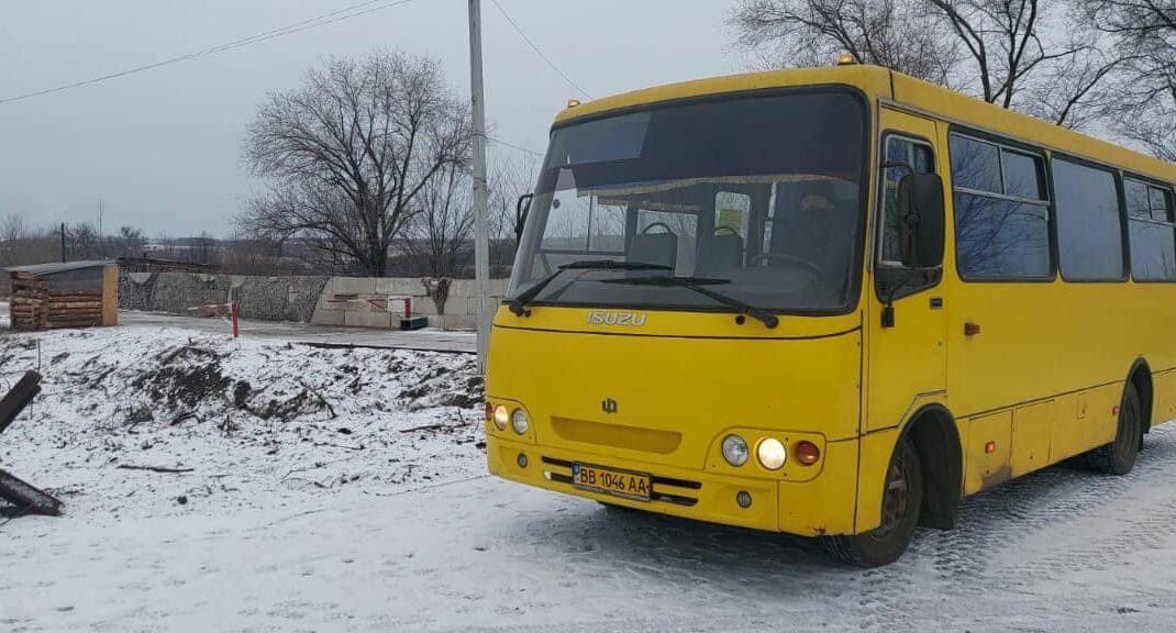 На КПВВ "Золоте" і "Щастя" запустили автобуси для перевезення людей через лінію розмежування: фото