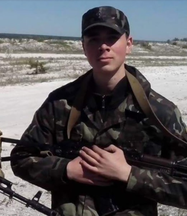 4 года назад от вражеской пули погиб 20-летний защитник из Славянска Роман Напрягло