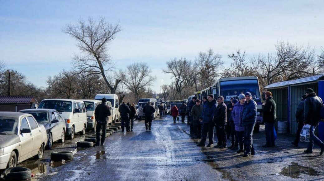 В окупованій Донеччині перевізники обіцяють вивезти людей з ОРДО через РФ без документів