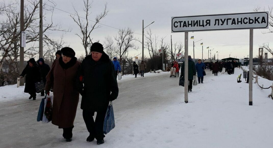 На КПВВ "Станиця Луганська" через збій комп'ютерів припинено пропуск громадян, - очевидці