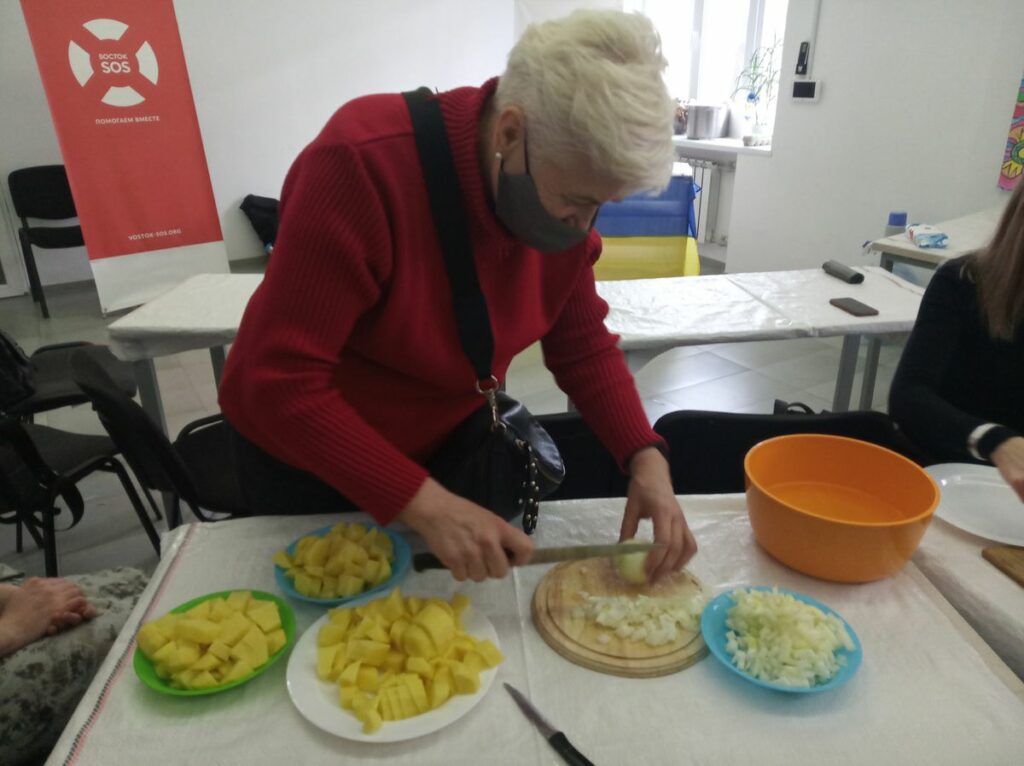 “Про традиції — через кулінарію”: на Луганщині волонтер з Іспанії готував українські вареники