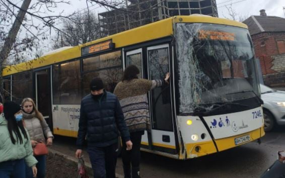 Фотофакт: в Мариуполе на пассажирский автобус упала бетонная опора