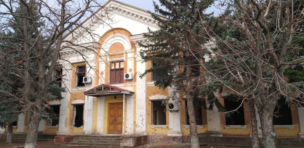 В ожидании ВГА. Почему в прифронтовых громадах Луганщины бюджетники остались без зарплат