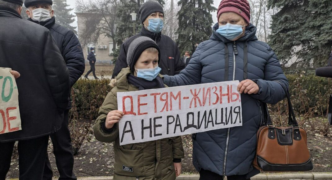 У Нікольському на Донеччині мітингують проти видобутку цирконію: чого побоюються жителі (фото)