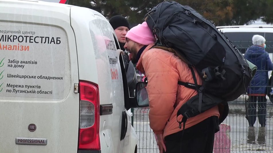 Правозащитники сообщили, что сдать тест на COVID-19 при пересечении КПВВ "Станица Луганская" без денег невозможно: видео