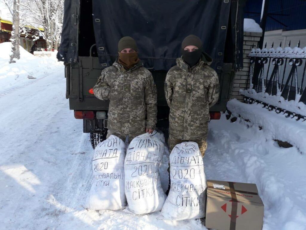 В Славянске волонтеры сплели 25 тысяч квадратных метров маскировочных сетей для украинских военных