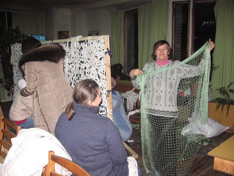 В Славянске волонтеры сплели 25 тысяч квадратных метров маскировочных сетей для украинских военных