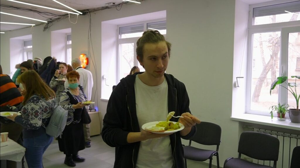 “Про традиції — через кулінарію”: на Луганщині волонтер з Іспанії готував українські вареники