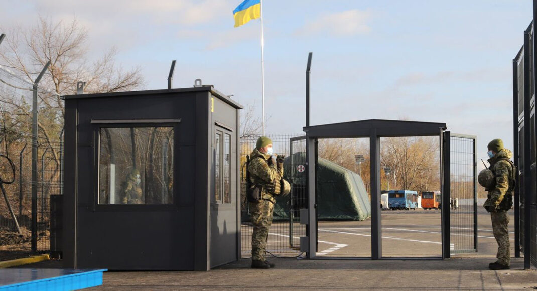 На КПВВ "Станиця Луганська" збільшився пасажиропотік, на "Новотроїцькому" бойовики продовжують його блокувати