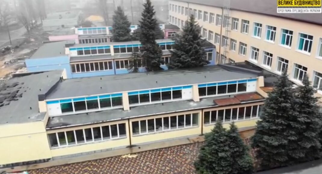 В Авдеевке продолжают реконструкцию школы №2 (видео)
