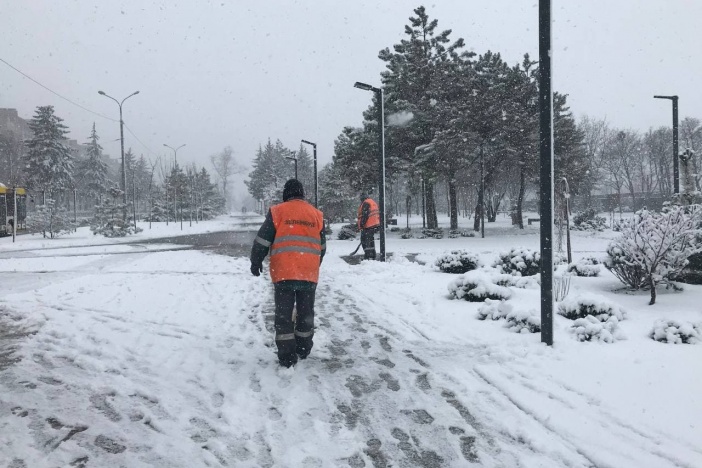 С последствиями снегопада в Мариуполе борется спецтехника