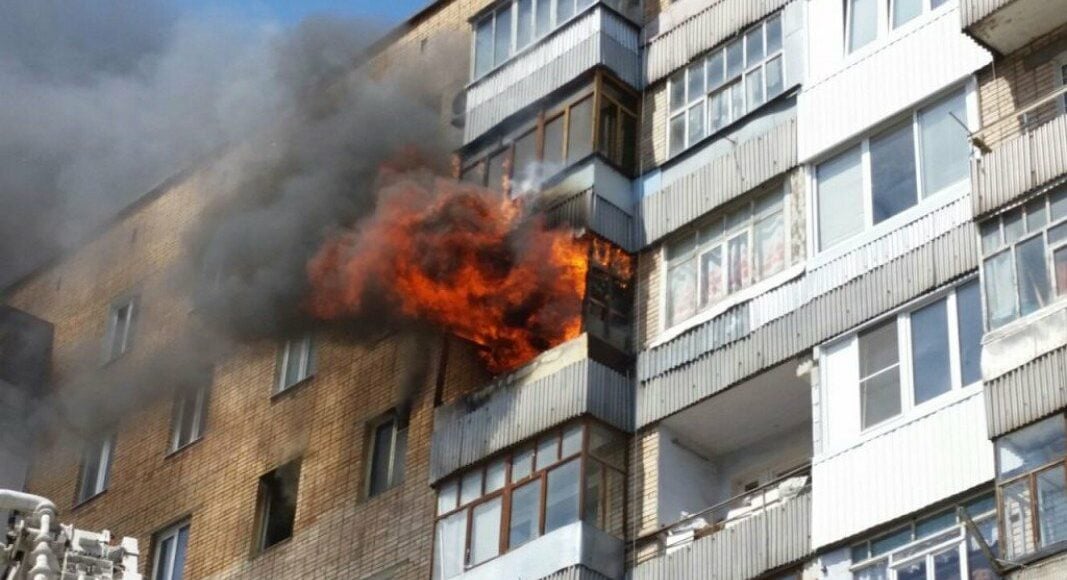 В оккупированной Макеевке тушили пожар: из горящего дома эвакуировали ребенка