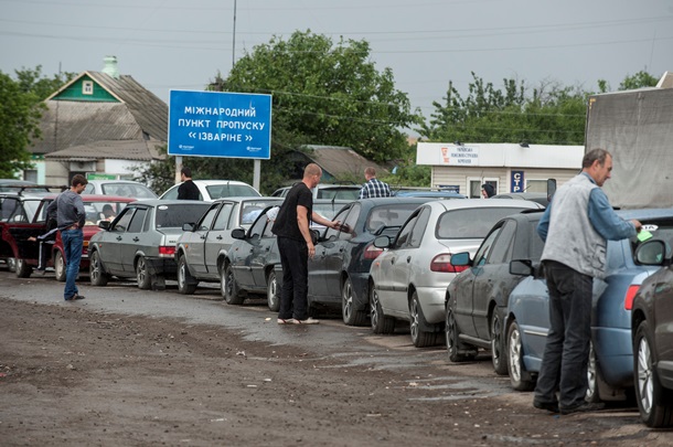 На КПП "Ізварине" бойовики забрали техніку у підприємця з ОРЛО