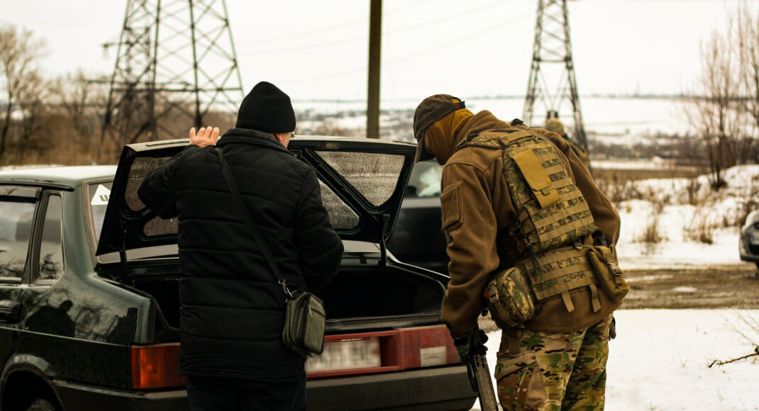 На КПВВ Донбасу затримали громадян з підробленими документами та розшукуваного за незаконний обіг наркотиків