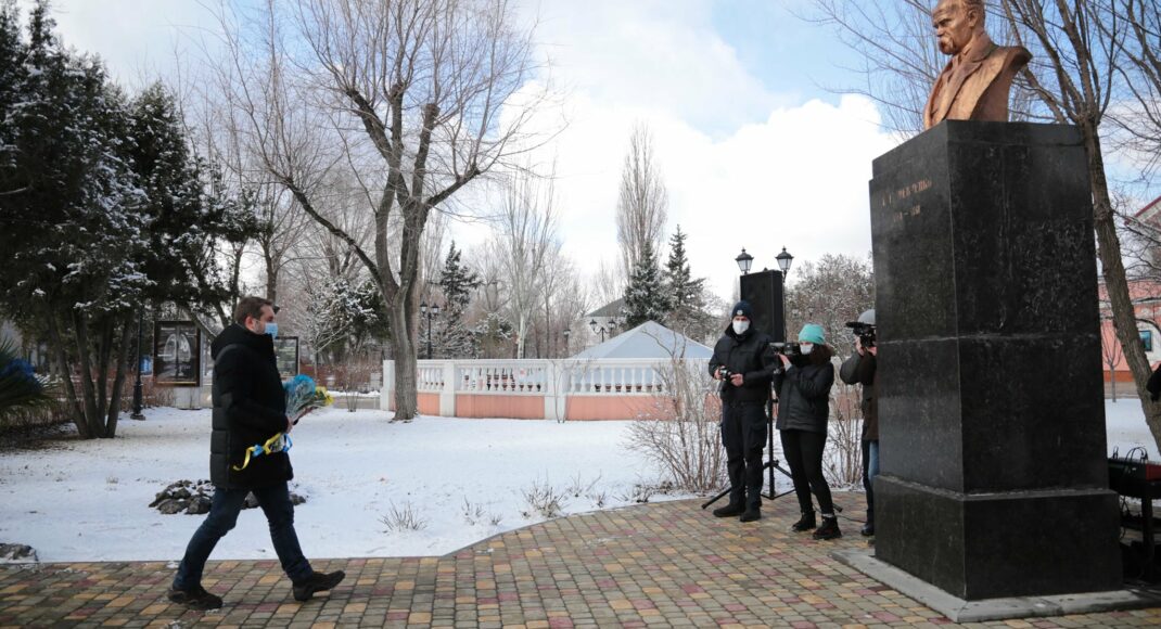 На Луганщине возложили цветы к памятнику Шевченко в 207 годовщину его рождения